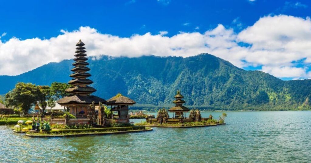 Beratan lakes in bali pura ulun danau bratan temple