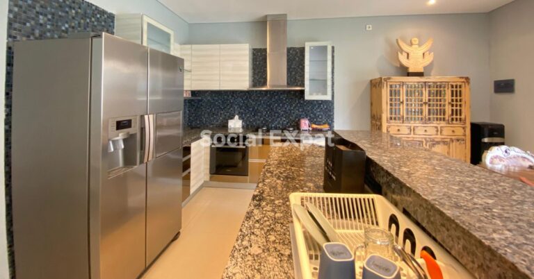 Lilith Villa kitchen and dining area