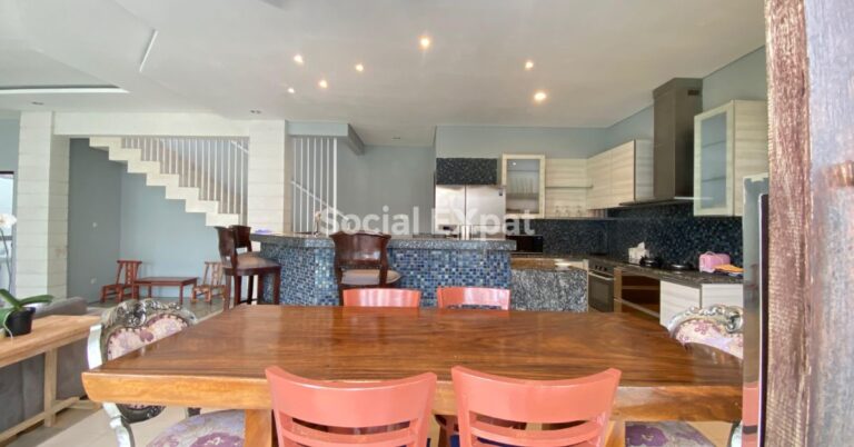 Lilith Villa kitchen and dining area