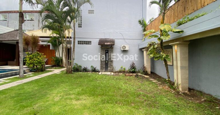 Lilith Villa outdoor shower