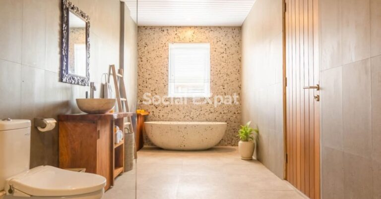 SE-derry-villa-bathroom