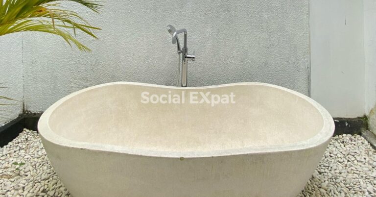 SE-casy-villa-outdoor-bathtub