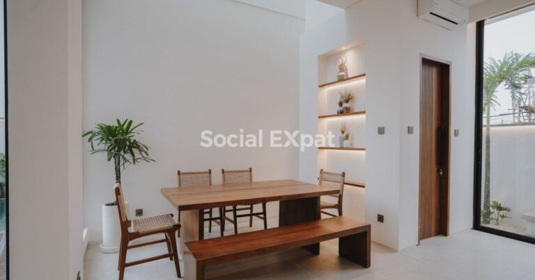 SE-kenzo-villa-dining-area