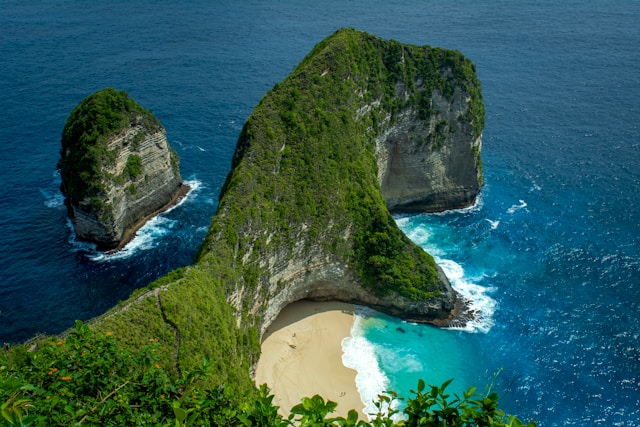 kelingking beach bali ocean breeze