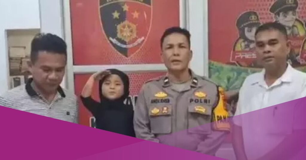 Viral Video Shows Indonesian Missing Child Remains Cheerful at Police Station