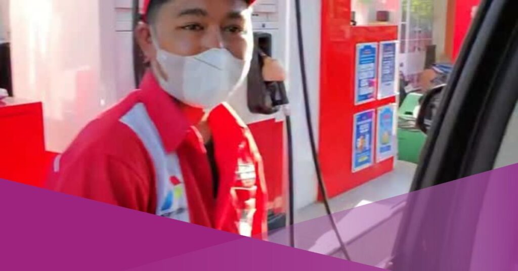 Viral Video Shows Foreigner Surprising Gojek & Grab Drivers by Paying for Their Fuel in Bali