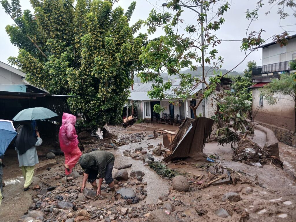 Solok Flash Flood Leaves One Dead as 32 Residents Evacuated in West Sumatra, Indonesia