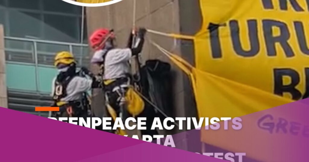 Greenpeace Indonesia turned Jakarta’s iconic Bundaran HI into a protest platform on 20 October, displaying banners on the Selamat Datang Monument